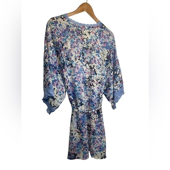 In Bloom floral belted robe. Lace trim. Light weight and floral. Women’s Medium - Picture 2 of 4